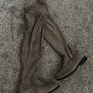 Knees high suede boots